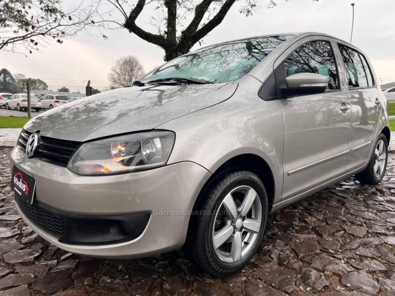 VOLKSWAGEN - FOX - 2011/2011 - Prata - R$ 43.900,00